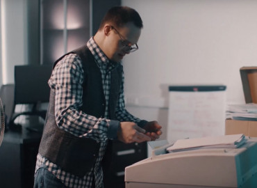 Фонд «Абсолют-Помощь» снял фильм «Шредер» о работе в офисе человека с синдромом Дауна
